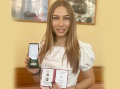 Днем она диспетчер пожарной части поселка Тарасовский, в свободное время – поэтесса