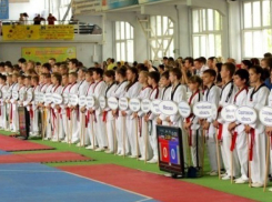 В Шахтах юниоры в шлемах выясняют отношения на татами