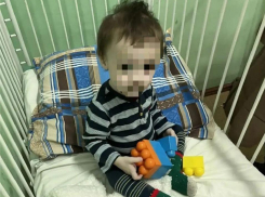 Мальчика, брошенного в подъезде в Шахтах, усыновили