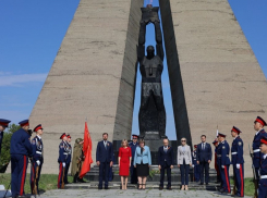 На мемориальном комплексе «Жертвам фашизма» возложили венки и цветы