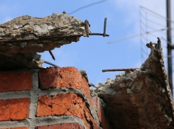Обваливающаяся крыша 14-этажного дома угрожает жизни шахтинцев
