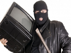 Вор-домушник в Шахтах вынес компьютер и телевизор