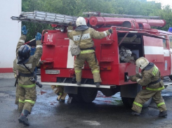 Три машины тушили большой пожар в Шахтах