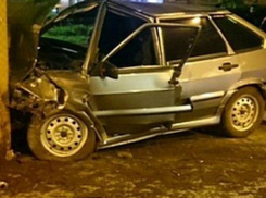 В Шахтах ВАЗ-2114 врезался в опору рекламного щита - погибла трехмесяная девочка