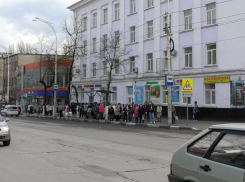 С остановки не уехать, транспорт ждем по 20 минут, приходится тратиться на такси