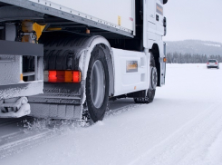 При столкновении легковушки и автофургона пострадал 18-летний шахтинец 