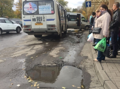 Потоки канализации залили конечную остановку общественного транспорта в Шахтах