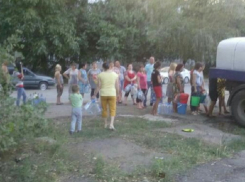 «Водовозка всего одна, и вода течет тонкой струйкой», - жалуются жители Майского в Шахтах