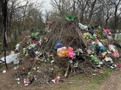 Центральное кладбище в Шахтах утонуло в мусоре