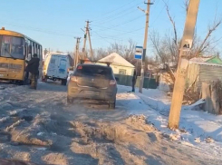 На улице Станционная в Шахтах проблемы с проездом из-за питьевой воды на дороге