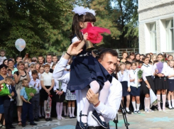 Впервые за парты в Шахтах сели более двух тысяч первоклассников