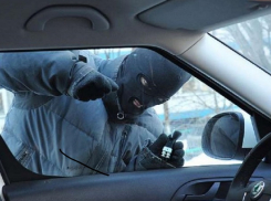 На 35 тысяч рублей обокрал ВАЗ 19-летний воришка под Шахтами
