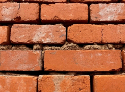 Рабочим кирпичного завода в Шахтах не выплатили 7 миллионов рублей