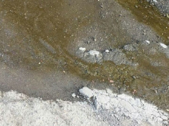 Питьевая вода цвета хаки течет по переулку Офицерский в Шахтах