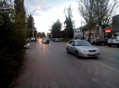 В центре Шахт Hyundai Accent сбил женщину