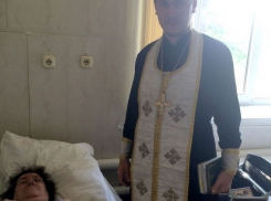 Шахтинские священники поддерживают пострадавших в ДТП пассажиров автобуса