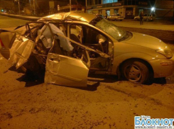 В Шахтах «Форд» врезался в опору рекламного щита: один пассажир погиб