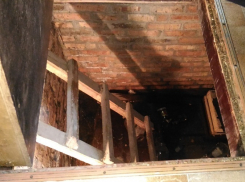 Устранять поломку, из-за которой вода затопила подвал многоквартирного дома, начали после обращения «Блокнота Шахты»