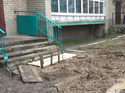  В топкое болото превратился подъезд к многоквартирному дому в Шахтах