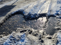 Машина села на дно из-за наледи на дороге на Таловом в Шахтах