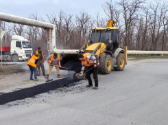 Весна пришла: в Шахтах приводят в порядок городские дороги 