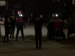 Молодые люди исполнили зажигательную лезгинку в самом центре Шахт