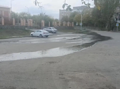 Сколько терпеть бездействие: по двору многоэтажки в Шахтах текут реки воды