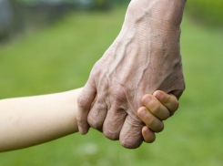 Женщина умерла на глазах у внучки, на центральной улице города Шахты