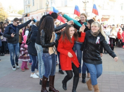 Шахтинцы спели гимн России и поучаствовали в хороводе