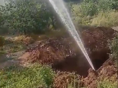 «Фонтан бьет с ночи», - рассказали жители улицы Текстильной в Шахтах