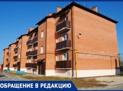 Пластиковые унитазы, вываливающиеся двери и протекающая крыша: почему дети-сироты недалеко от Шахт недовольны своим новым жильем?