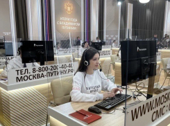 Шахтинка принимает участие в работе колл-центра президентской прямой линии
