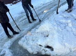 Переулок Алма-Атинский в Шахтах затоплен из-за порыва трубопровода уже более двух месяцев