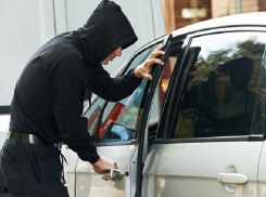 Двое мужчин угнали припаркованную у бара машину в Шахтах