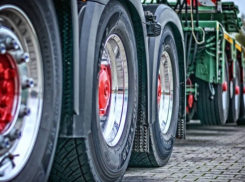 С Камаза сняли аккумуляторы