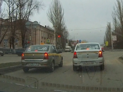 Уличная гонка двух шахтинских таксистов попала на видео