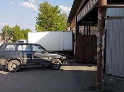 Грузовики, паркующиеся на улице Советской, шахтинцы обходят по дороге