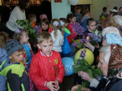 В Шахтинском пансионате для престарелых волонтеры организовали праздник