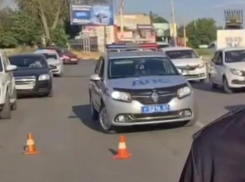 32-летний водитель электросамоката погиб, врезавшись в припаркованный автомобиль в Шахтах