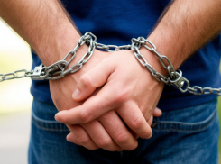 Задержали 40-летнего подозреваемого в хранении наркотиков в Шахтах