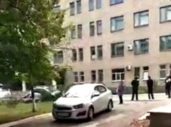 Пациентов и врачей поликлиники на ХБК эвакуировали из-за неопознанного предмета