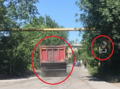 «Весь день едут грузовики под запрещающий знак» - возмущены жители Шахт