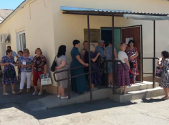Переход на новые квитанции и сбой программы вызвали очереди в водоканале в Шахтах