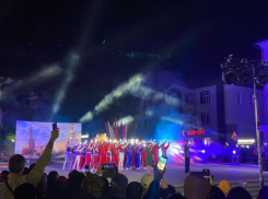 В «Лучах Победы» сияли все: грандиозное световое шоу состоялось в Шахтах