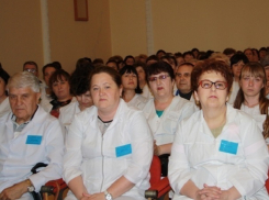 Шахтинских медиков поздравили с профессиональным праздником и вручили награды