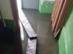 Затопило подъезд канализационными стоками на Артеме в Шахтах