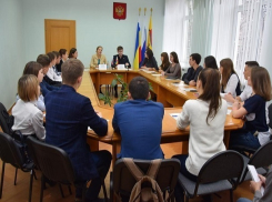 Вновь избранным депутатам Молодёжного парламента в Шахтах вручили удостоверения