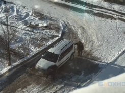 По несколько раз в день машины застревают в ледяных ямах на улице Искра в Шахтах