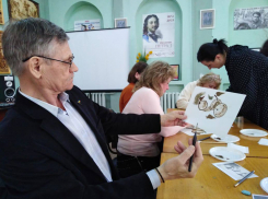 Сухая кисть создает шедевры: художники университета третьего возраста открыли в себе таланты