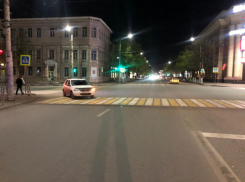 В Шахтах 20-летний водитель на светофоре сбил девушку